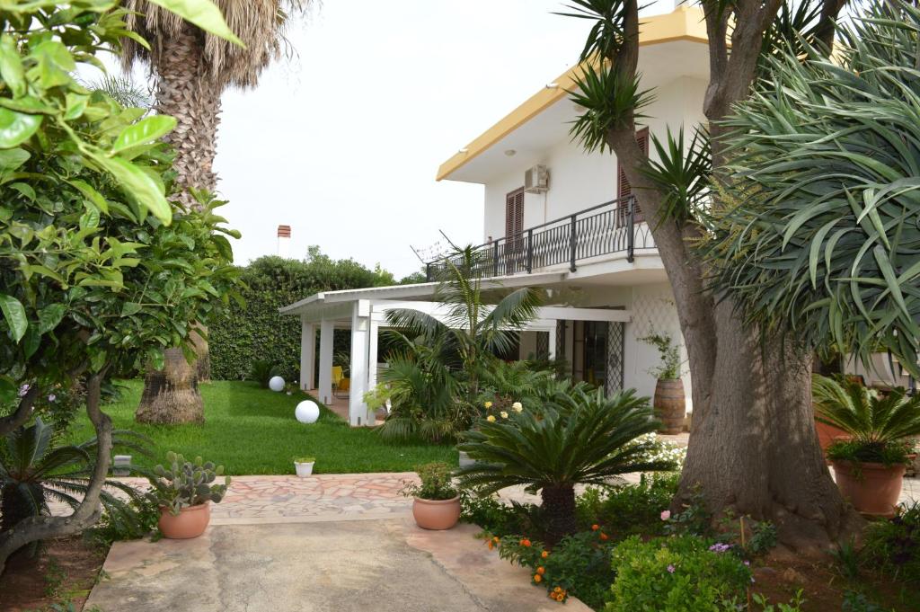 a house with trees and plants in the yard at Holiday home Mediterraneo in Marsala