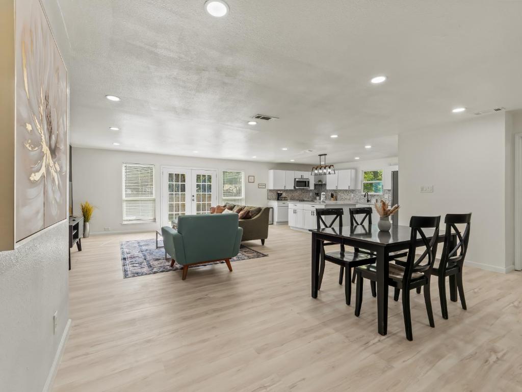 une salle à manger et un salon avec une table et des chaises dans l'établissement Spacious 4 Bedroom Family Retreat in the Heart of McKinney, TX, à McKinney