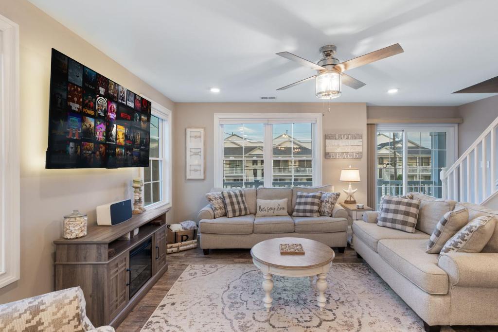 Una sala de estar con dos sofás y un televisor. en 1 Block to Beach Stylish Gem Towel and Linen Service, en North Wildwood