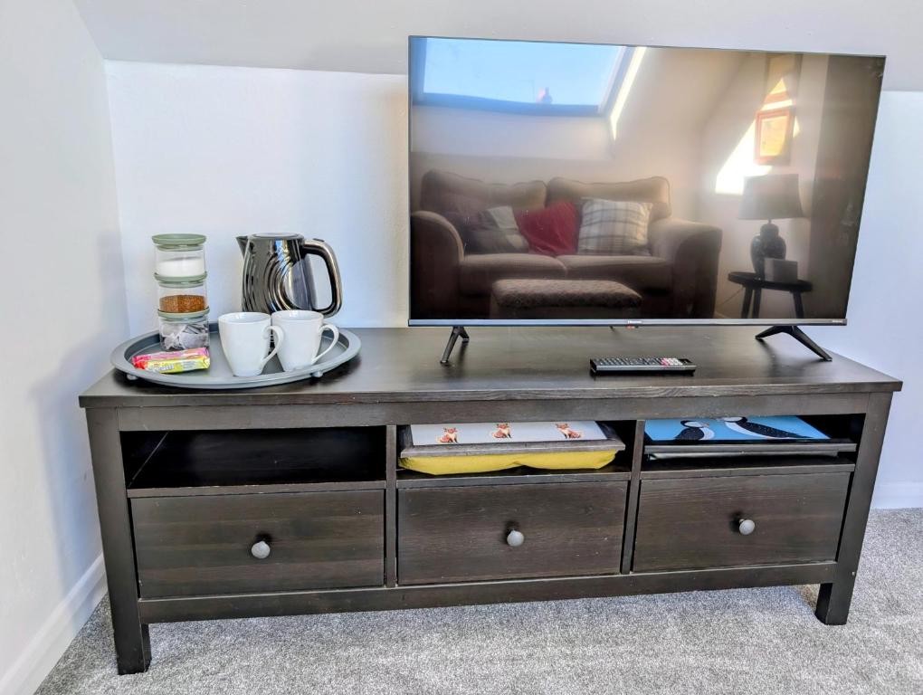 Příslušenství pro přípravu čaje a kávy v ubytování Aaron's apartment