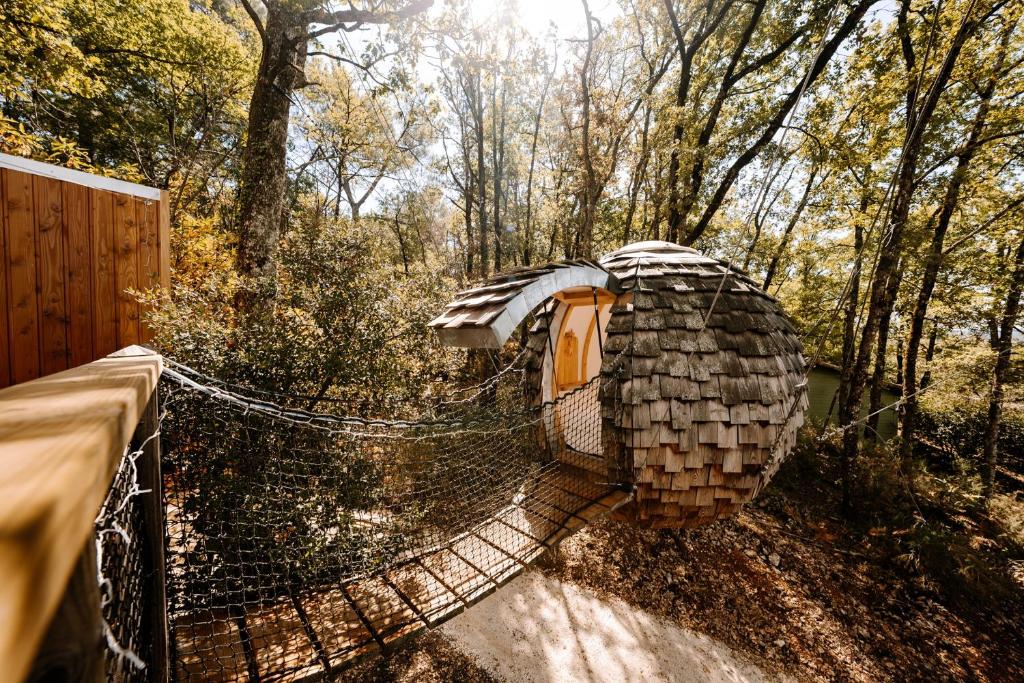 a chicken coop in a fence on a dirt road at Lov'nid 'spa & sauna' in Domme