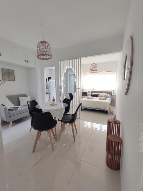 a white living room with a table and chairs at Tengotudeptomdq in Mar del Plata