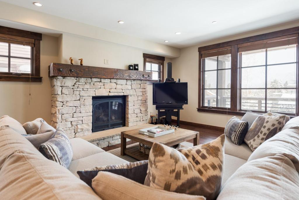 パークシティにあるSilver Star #404 - 3 Bed Condo w spaのソファと暖炉のあるリビングルーム