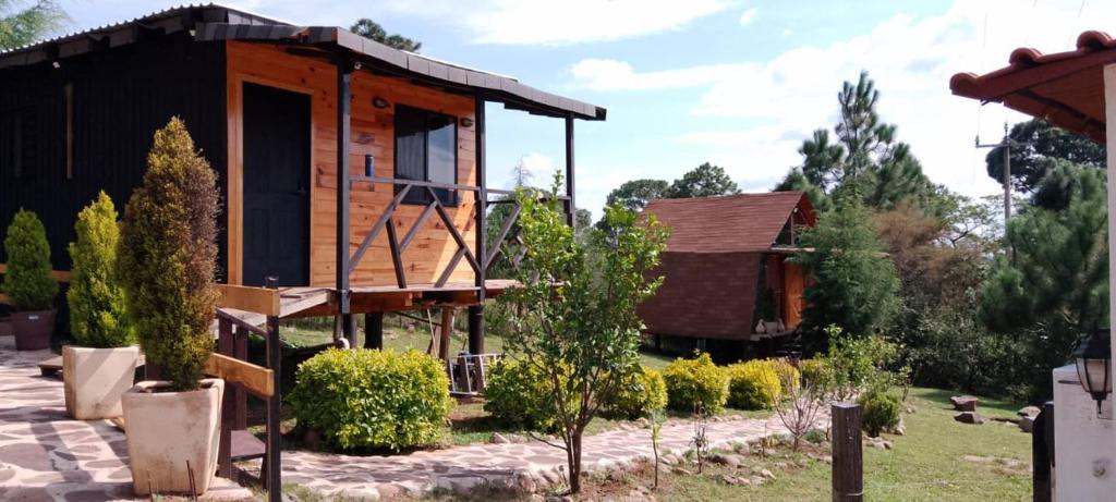 マサミトラにあるVillas Margarita - PANTERAの木々や茂みのある庭にある小屋