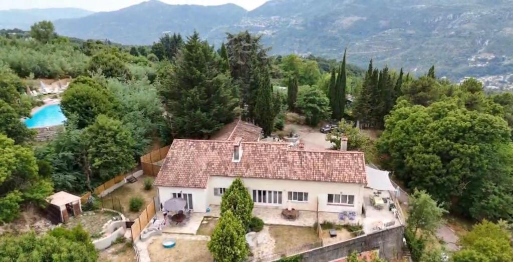 an aerial view of a house with a pool at Domaine Le Rocher d Argent avec Piscine Extérieur ,Jacuzzi Intérieur et Salle de jeux in Berre-les Alpes