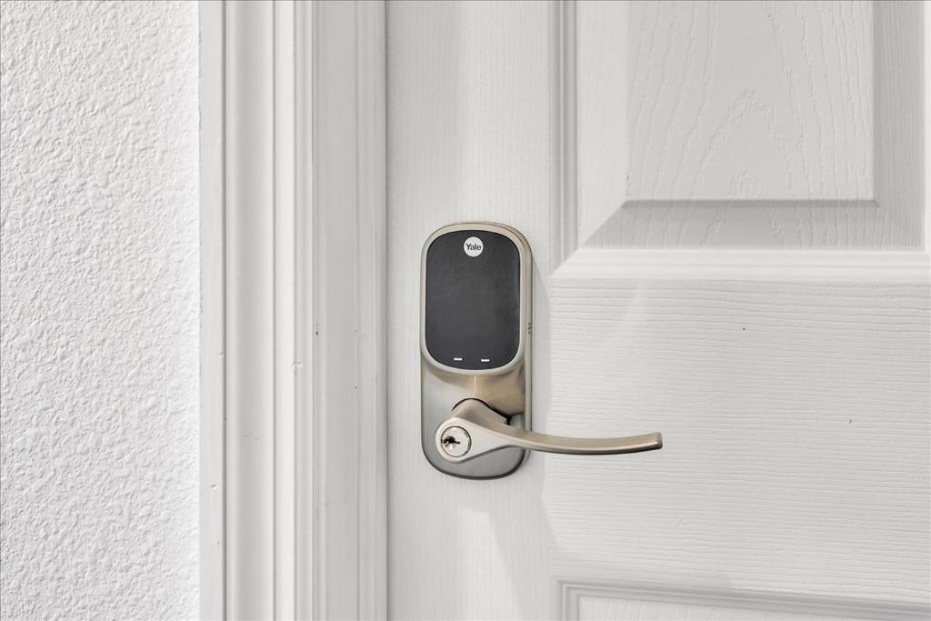 Φωτογραφία από το άλμπουμ του roomstr Cali Room 1 Bedroom in South Tampa with Shared Full Bathroom & FREE COFFEE στην Τάμπα