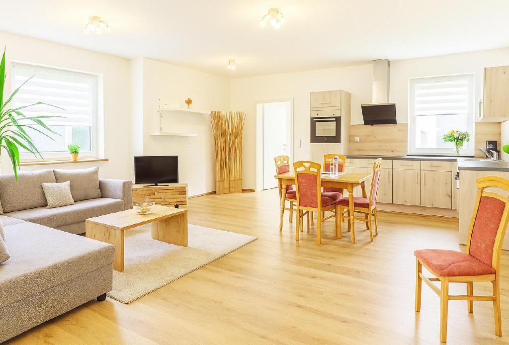 una sala de estar con un sofá y una mesa en Seenlandliebe Wiesethblick bis 3 Personen, en Bechhofen