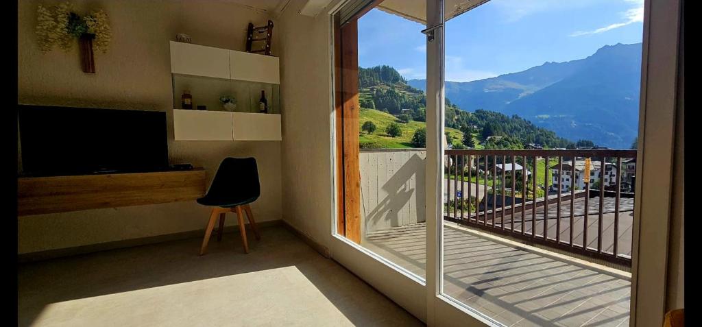 ペーイオ・フォンティにあるCasa Fioccoの山の景色を望むバルコニー付きの客室です。
