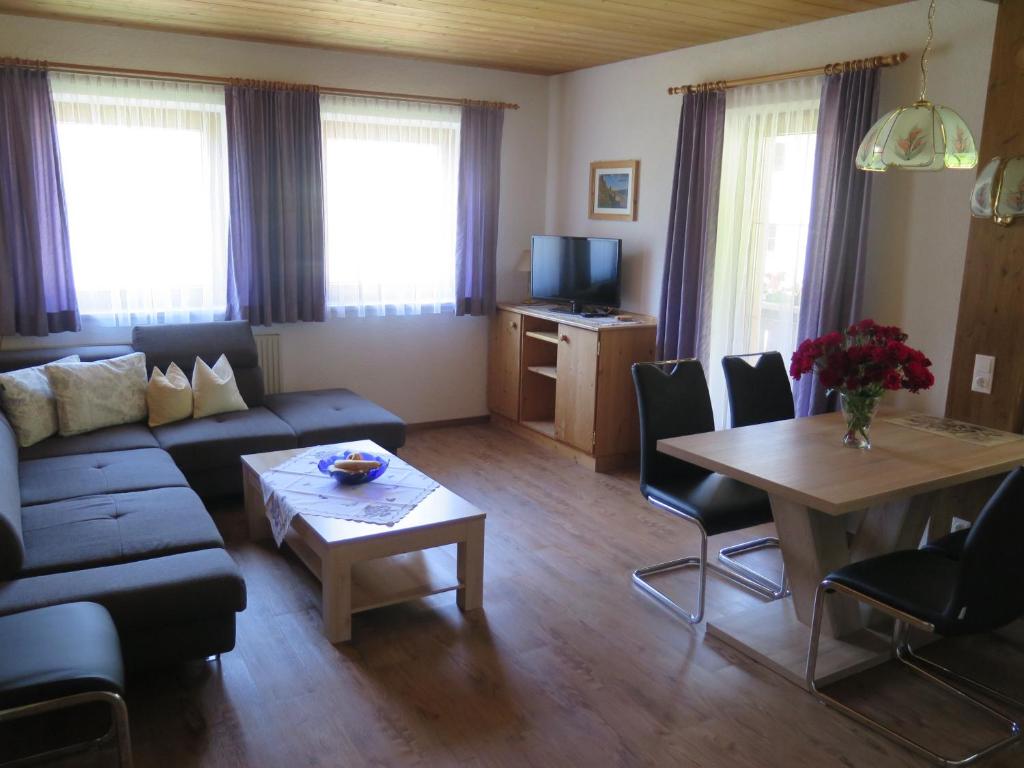 ein Wohnzimmer mit einem Sofa und einem Tisch in der Unterkunft Appartment Nill in Hippach