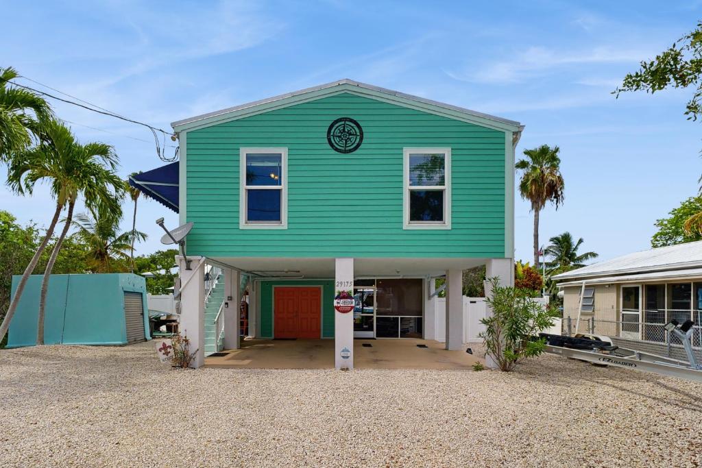 una casa verde encima de un edificio en Big Pine Escape, en Little Torch Key