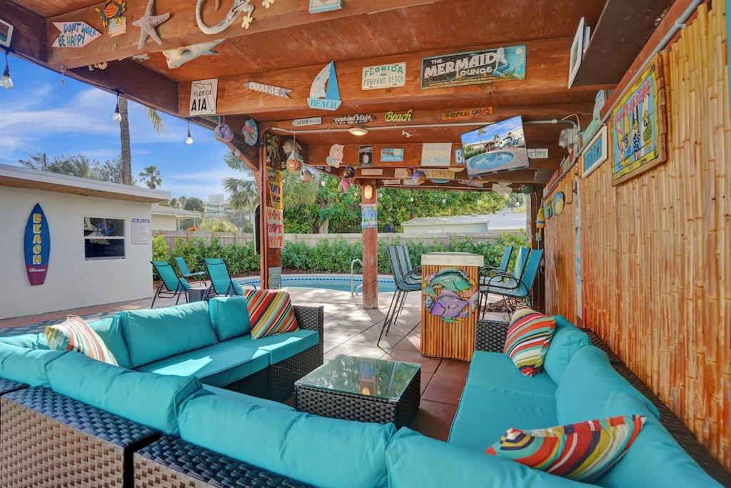 Posezení v ubytování Beach Family Tiki Villa Walk to Beach Heated Pool