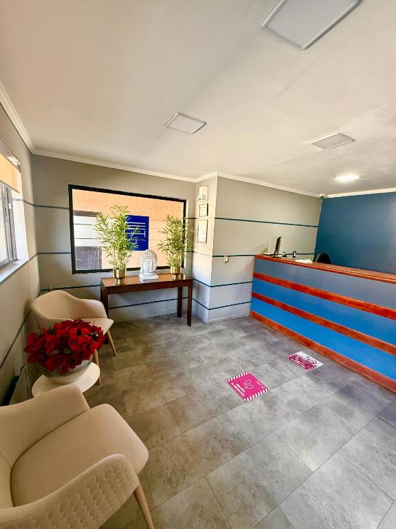 Habitacion con escritorio y mesa en EconoHotel