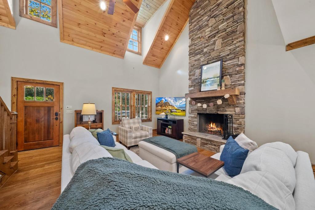 un soggiorno con divano e camino di Our Evergreen Retreat a Boone Fork