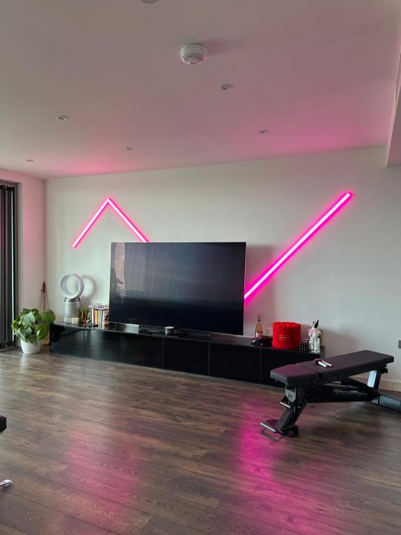 Μια τηλεόραση ή/και κέντρο ψυχαγωγίας στο Stylish City AP - London Views