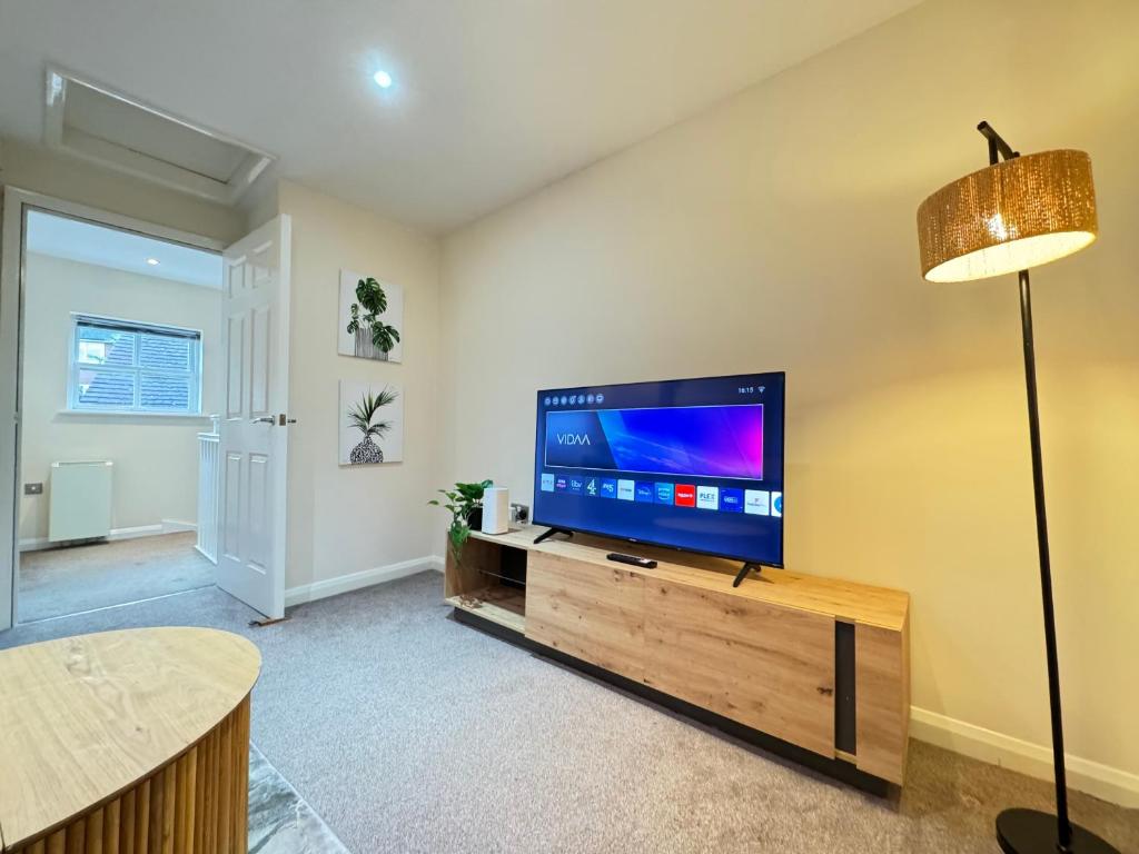 Μια τηλεόραση ή/και κέντρο ψυχαγωγίας στο Charming Stay near Warwick Castle