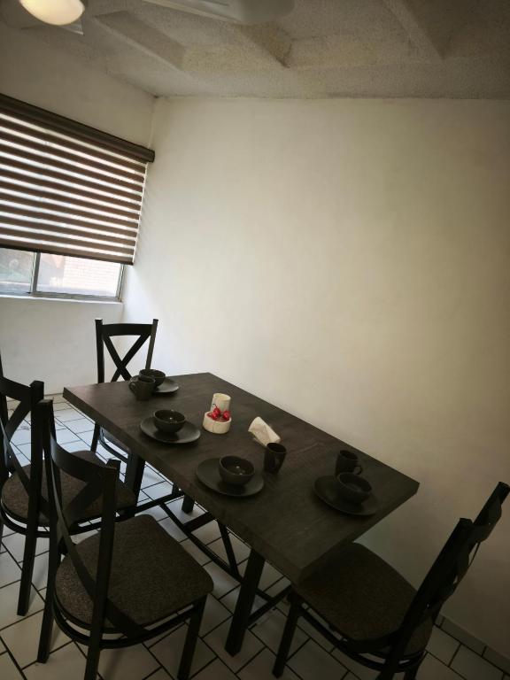 クエルナバカにあるcasa agradableの部屋のダイニングテーブルと椅子