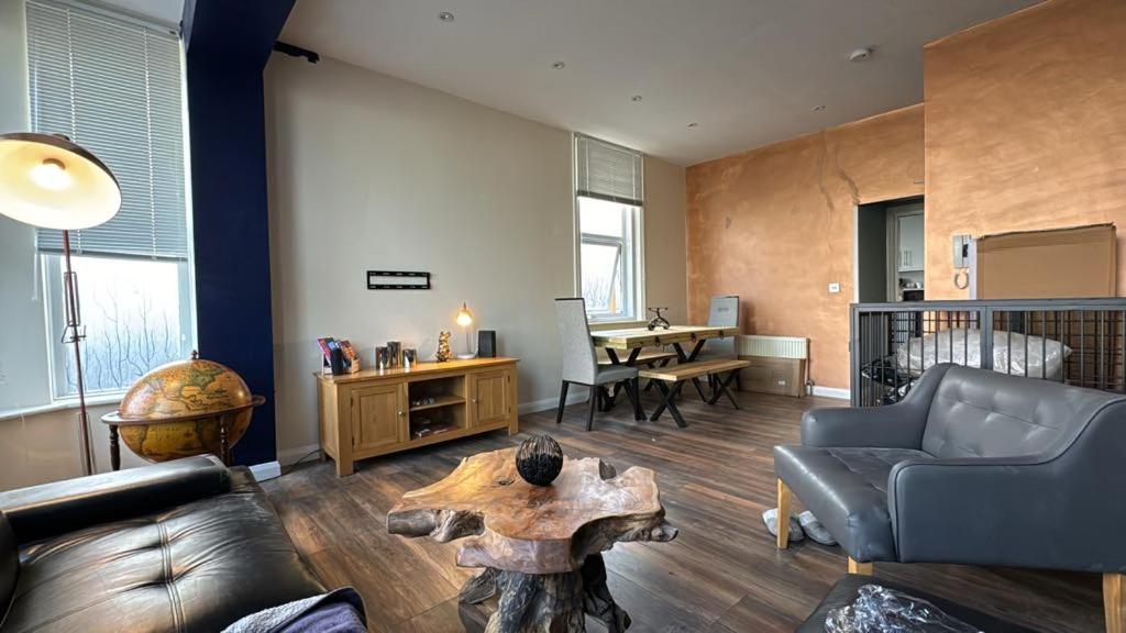 een woonkamer met een bank en een tafel bij The Alchemy in Bournemouth