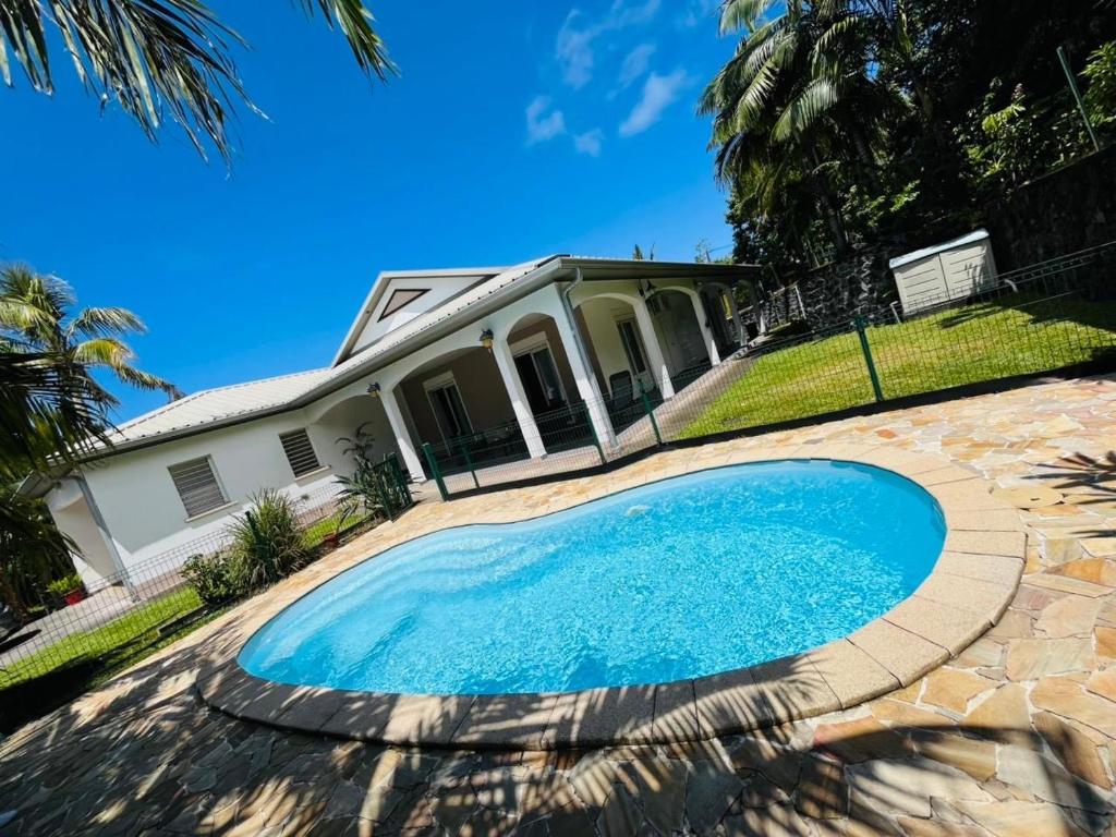 Swimmingpoolen hos eller tæt på Le Calouni entre mer et volcan
