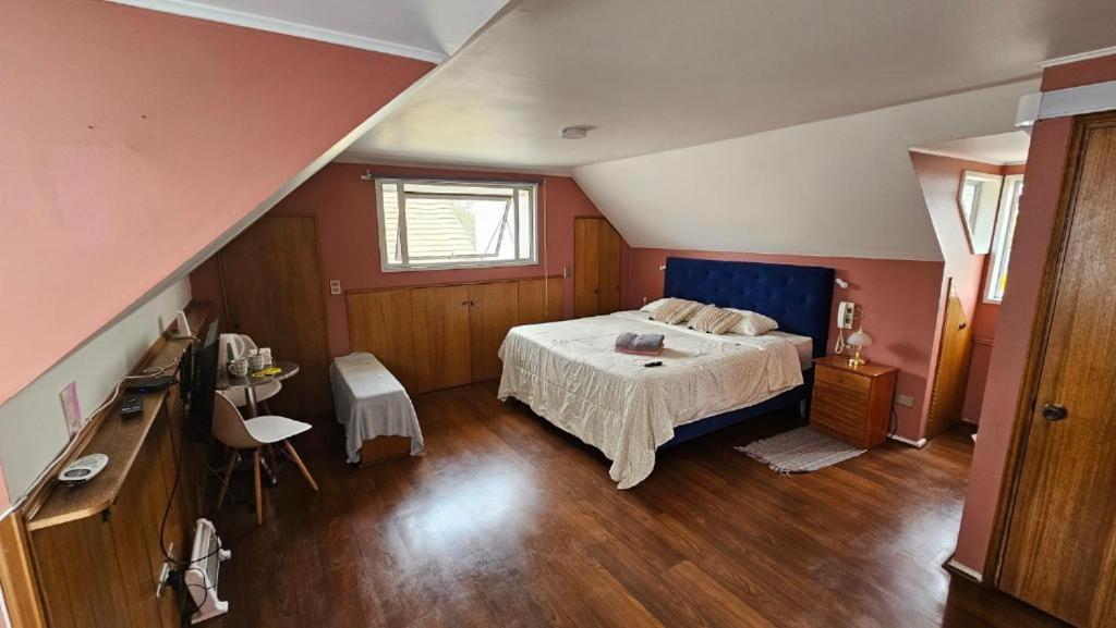 a bedroom with a large bed in a attic at Casona Quintamar 6 norte in Viña del Mar