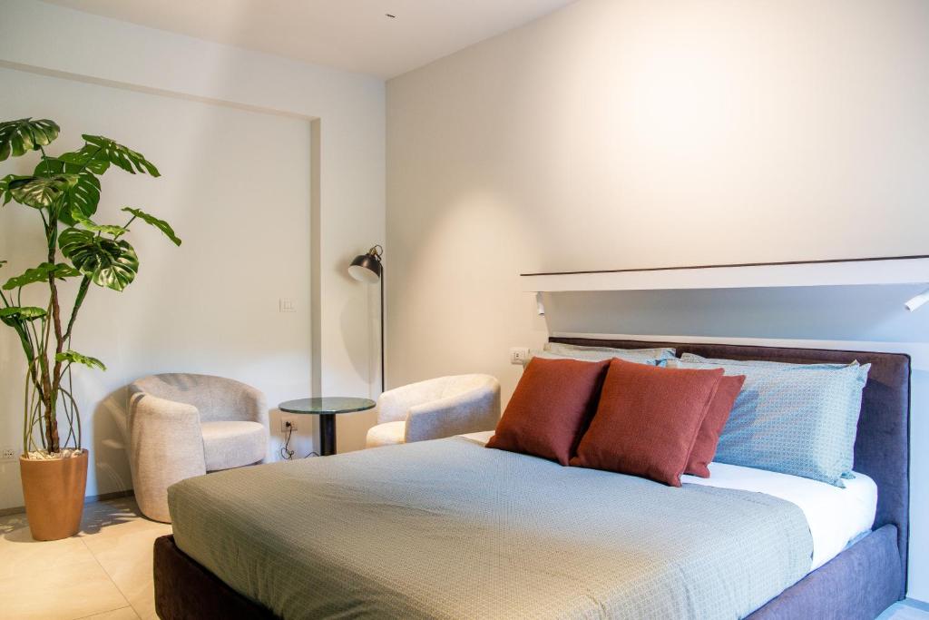 Un dormitorio con una cama grande y una silla en Navigli - LeoBrothers - Alzaia Naviglio Pavese 8, en Milán