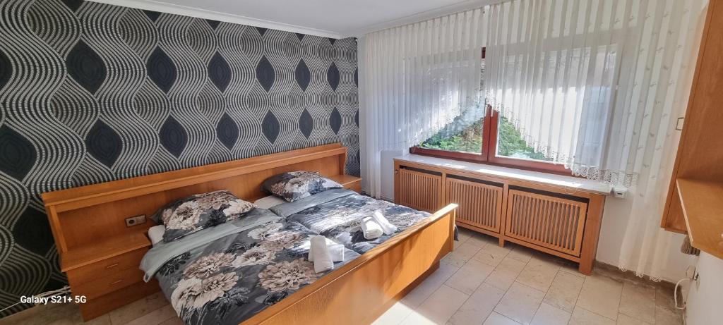 a bedroom with a bed and a window at Casaba Suite 1-110qm-3 Rooms-Free Private Parking-House with garden in Hannover