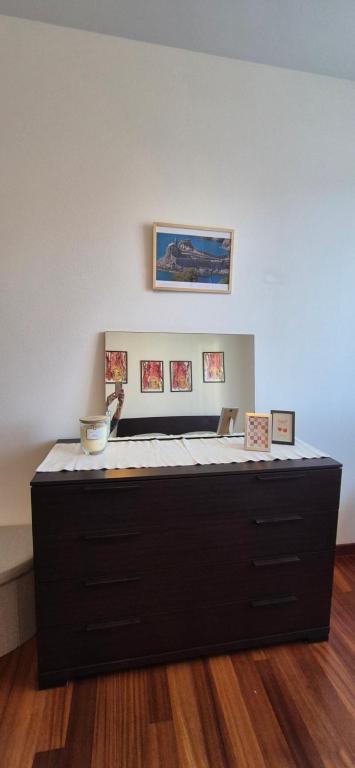 una mesa en una habitación con pinturas en la pared en Casa Bi', en La Spezia