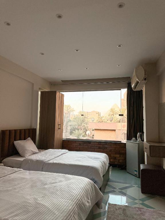 Postel nebo postele na pokoji v ubytování pyramids