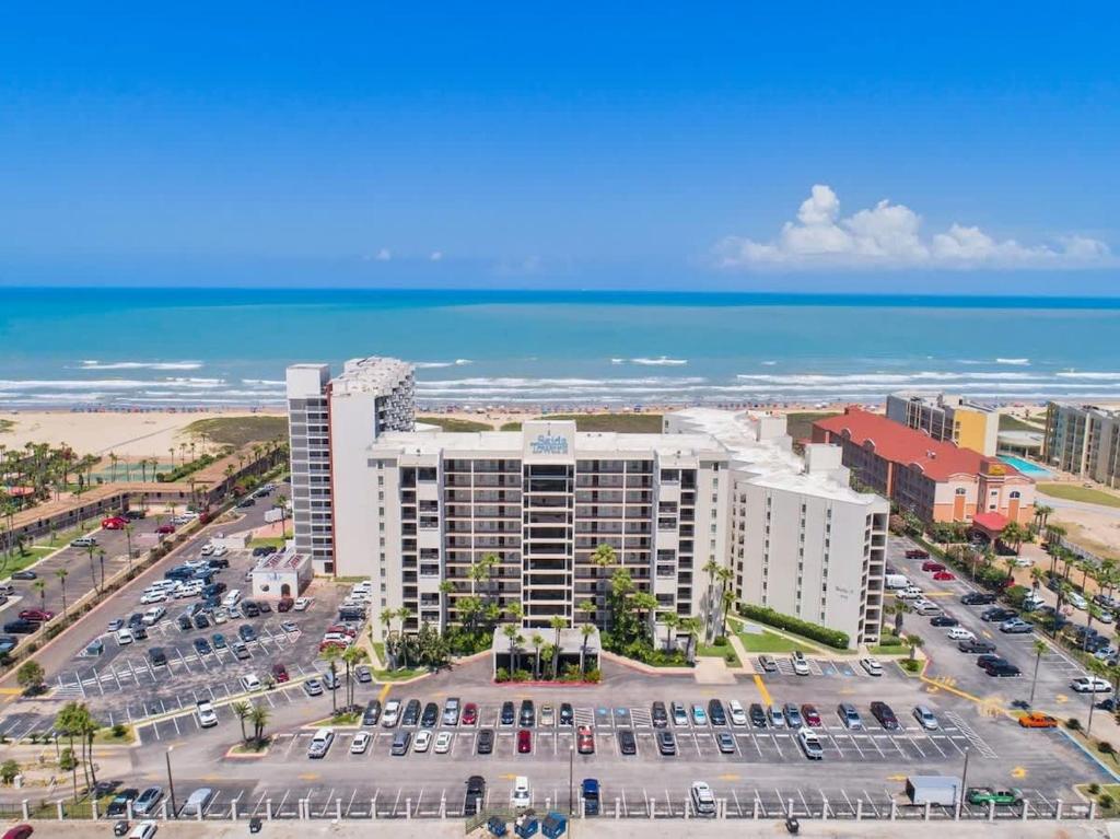 Una vista aérea de un complejo turístico con estacionamiento. en Sweeping 10th Floor Views Up to 10 Beachfront, en South Padre Island