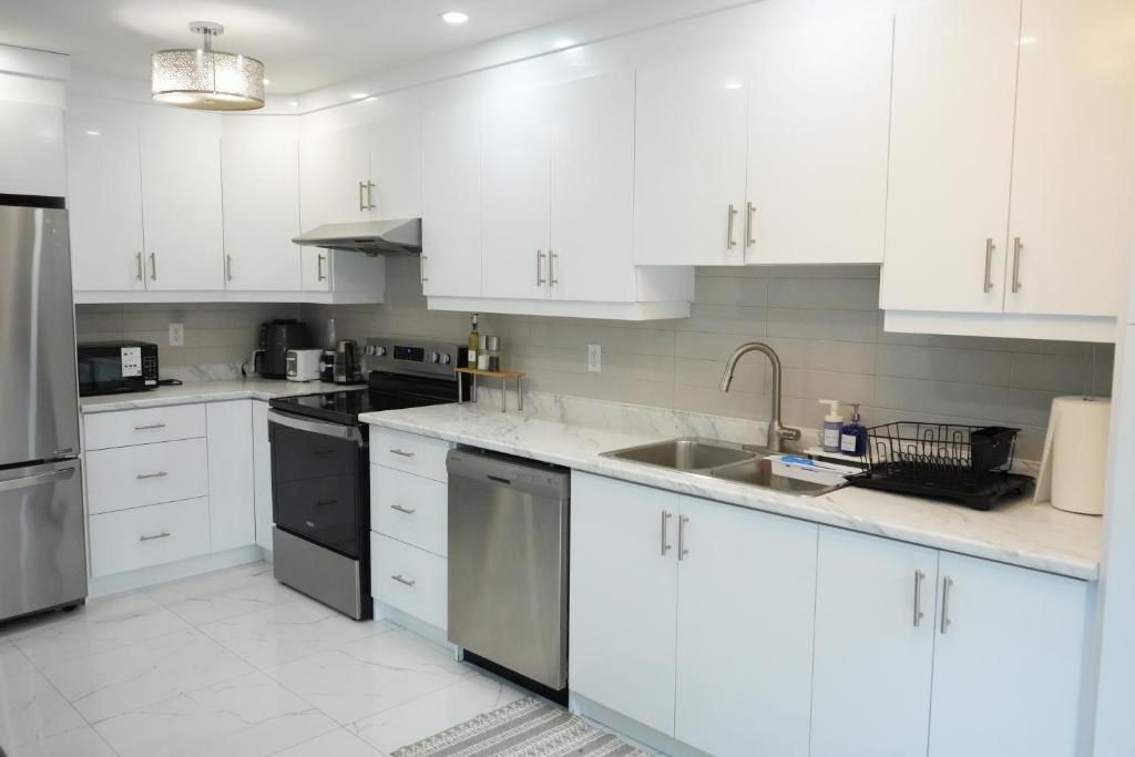 Dapur atau dapur kecil di Spacious 6BR Family Home Ideal for Large Groups