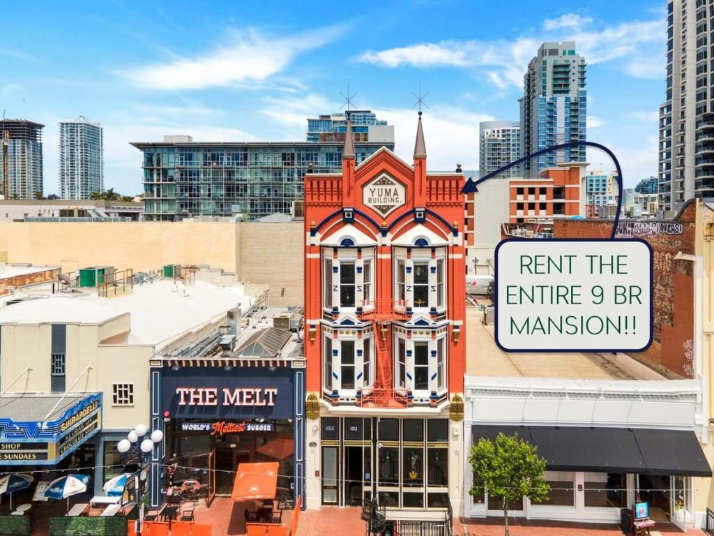 un bâtiment avec un panneau devant une ville dans l'établissement Iconic 9BR Landmark in Gaslamp Sleeps 14, à San Diego