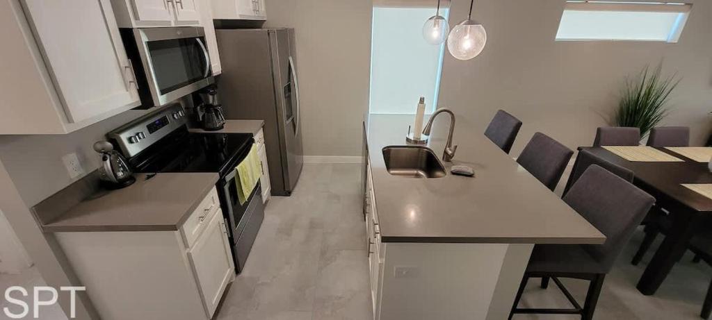 Kuchyň nebo kuchyňský kout v ubytování New Waterfront Bungalow Fisherman's Paradise