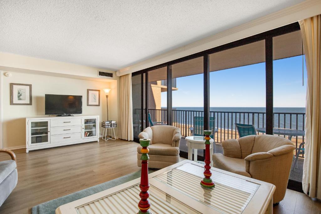 Una sala de estar con vista al mar. en Sea Colony - 1002N Edgewater House Rd, en Bethany Beach