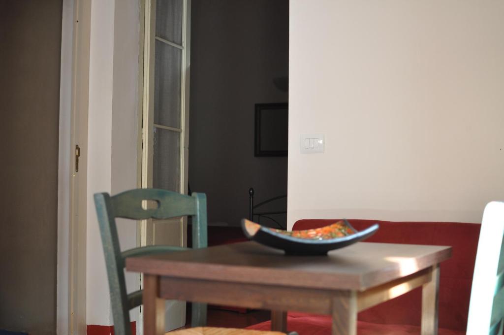 a table and chairs with a bowl on top of it at Suite Carducci B&B - Residence in Rutigliano