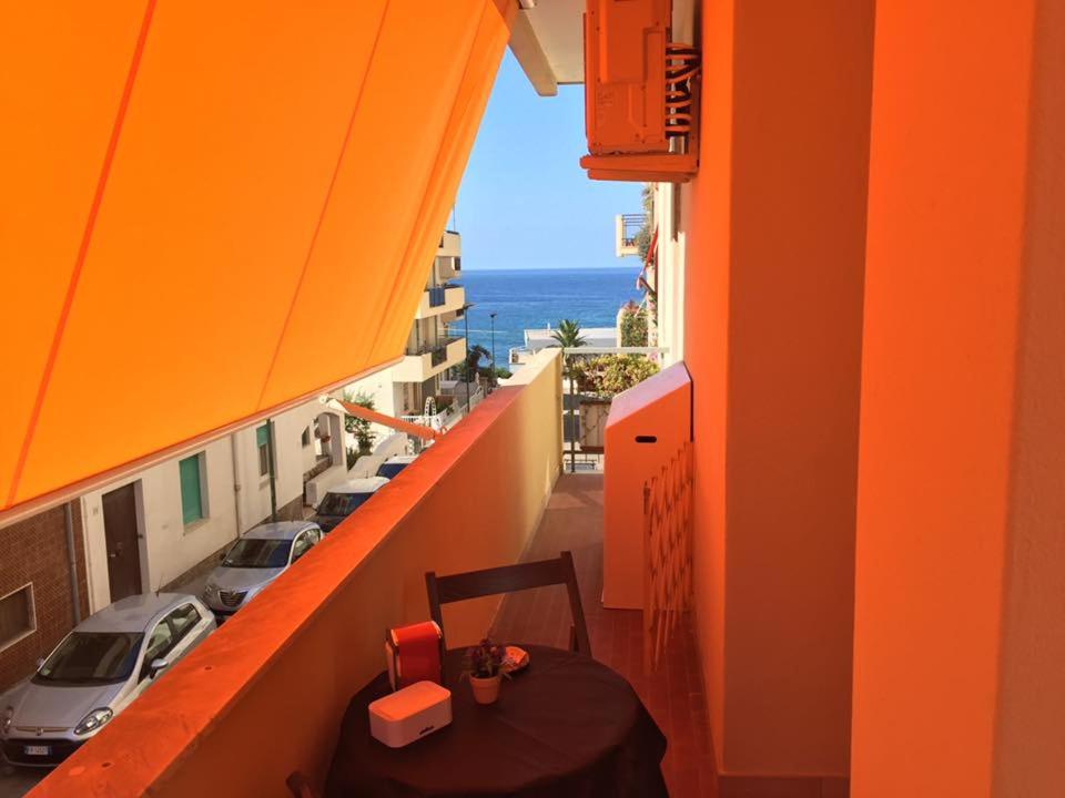 d'un balcon avec une table et une vue sur l'océan. dans l'établissement Antale, à Alghero