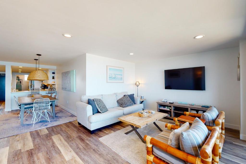 un salon avec un canapé et une table dans l'établissement Sea Colony - 1105S Edgewater House Rd, à Sea Colony