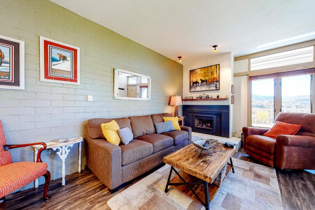 スティームボート・スプリングズにあるSki Time Square 301のソファと暖炉のあるリビングルーム