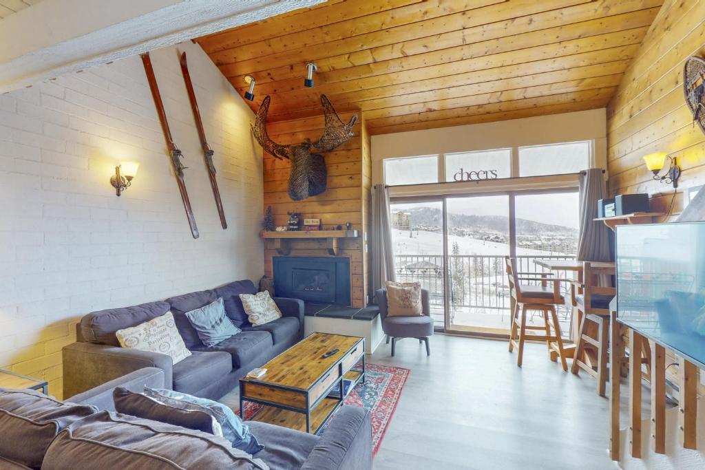 スティームボート・スプリングズにあるSki Time Square 513のソファとテーブルのあるリビングルーム