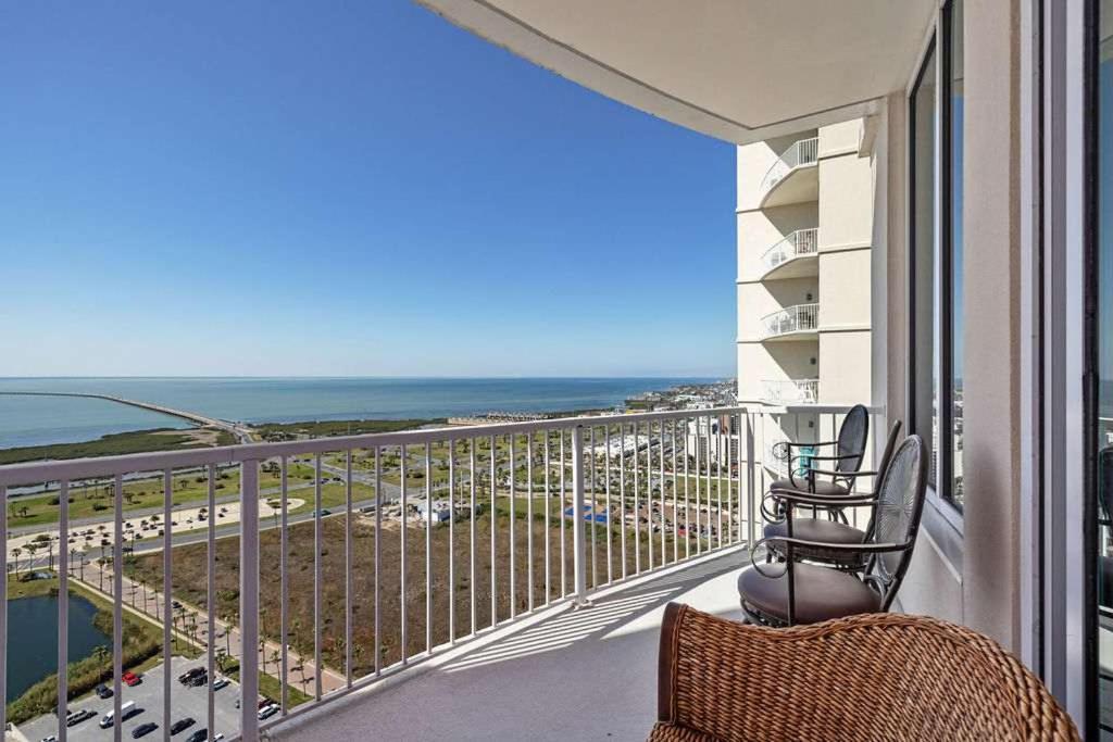 Μπαλκόνι ή βεράντα στο Just a Dream - 26th Floor Luxury - Sapphire