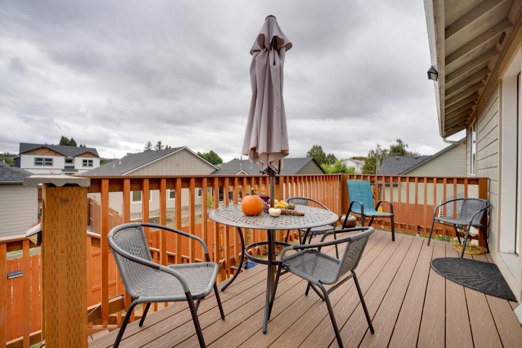 Balkón nebo terasa v ubytování Springfield Apt with Deck and Central Location!
