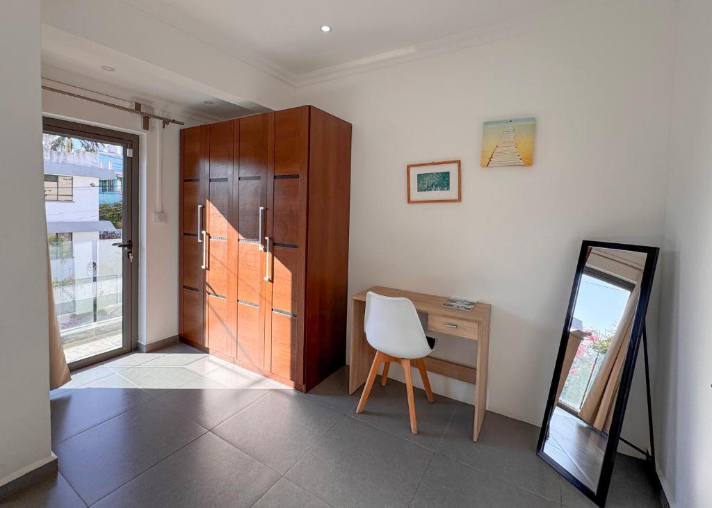 a room with a desk and a chair and a mirror at Villa Paradis à 100m de la plage in Flic-en-Flac