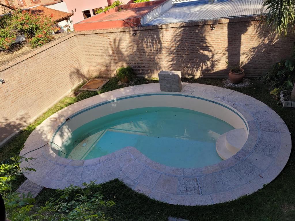 科尔多瓦Gravensteen Urca的院子里砖墙旁边的一个空游泳池