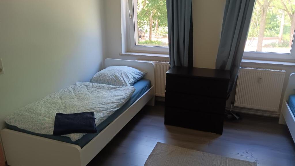 a small room with a bed and a window at Crew Quartier ALL-INCLUSIVE Serviced Apartments ideal für Monteure 3 Schlafzimmer in Merseburg