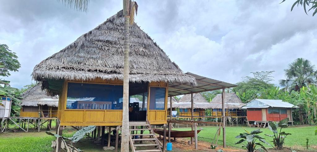 Padre IslaにあるThe Healer's Houseの茅葺き屋根の小屋