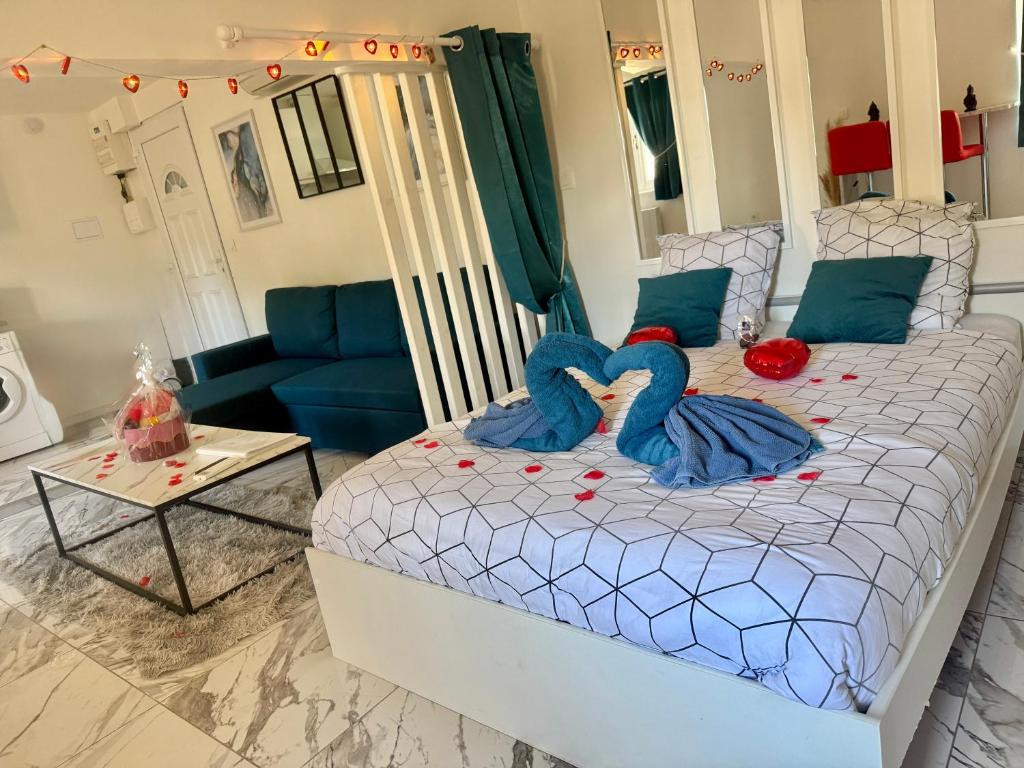 Postel nebo postele na pokoji v ubytování LOVE ROOM - Jacuzzi, Wifi, Clim, Rétroprojecteur