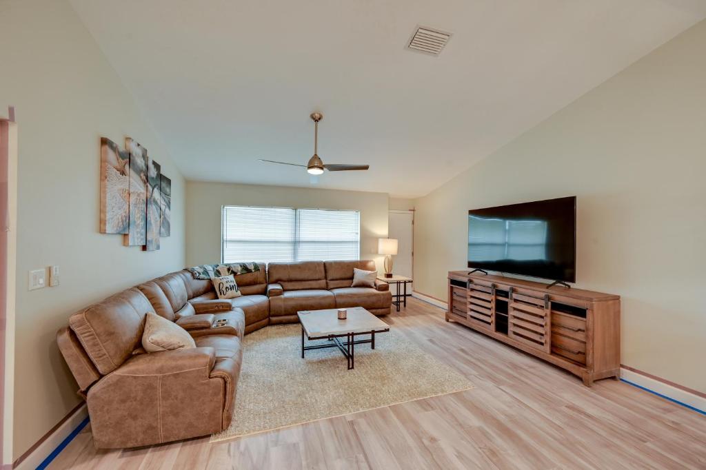TV a/nebo společenská místnost v ubytování 1 Mi to Golf Sebring Condo with Pool Access!