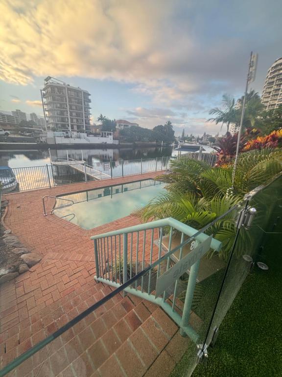 een balkon met uitzicht op een zwembad bij Surfers Riverside 6 in Gold Coast