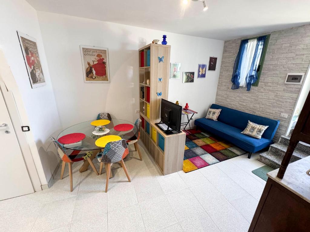 un salon avec une table et un canapé bleu dans l'établissement Ca' Luna, à Butera