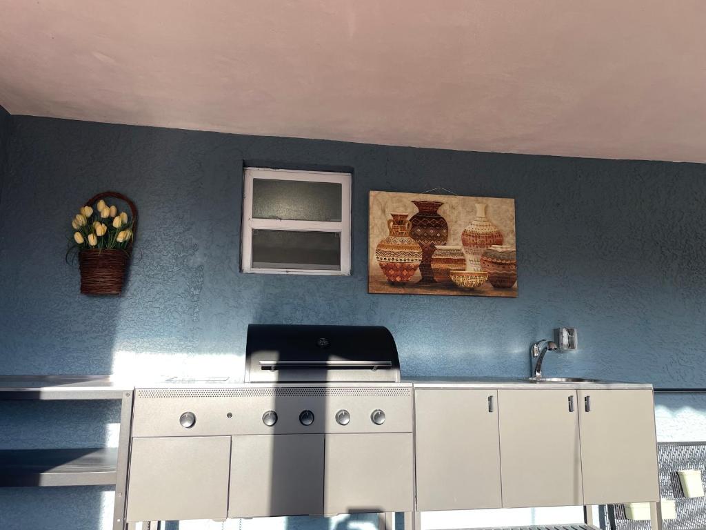 een keuken met een wit fornuis en een raam bij 海湾景观休闲独立屋可垂钓靠近达利博物馆 in St Petersburg