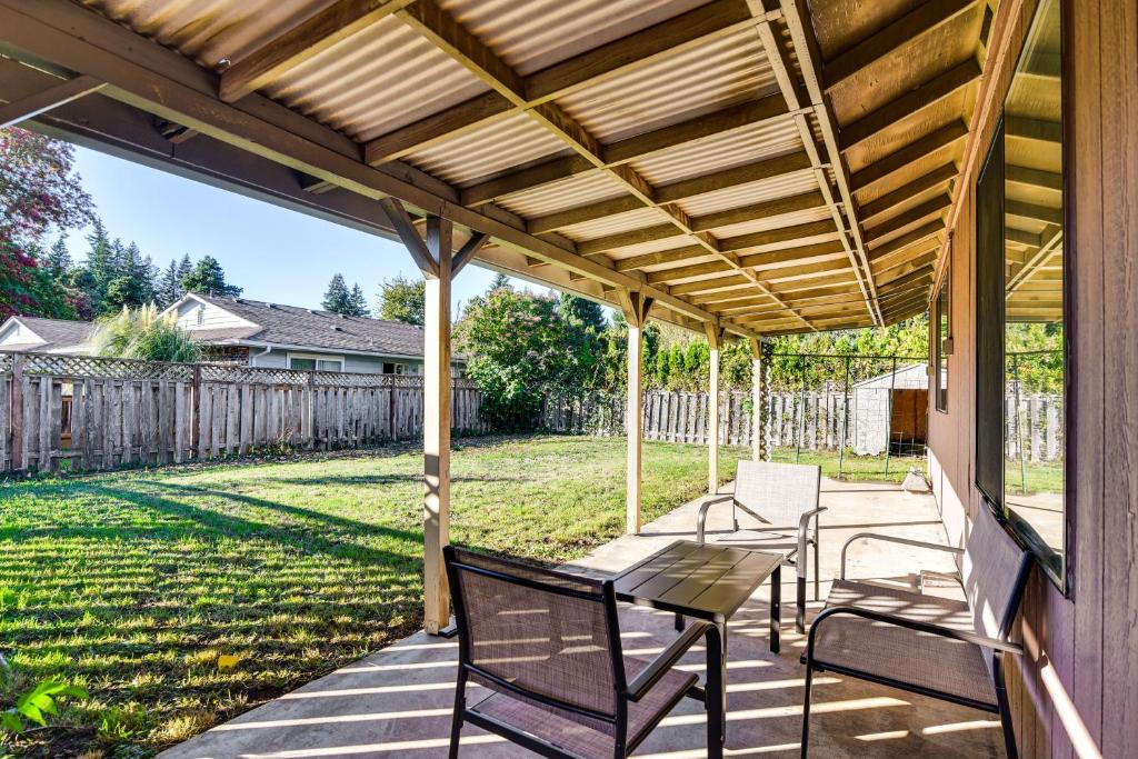 eine Terrasse mit einem Tisch und Stühlen unter einer hölzernen Pergola in der Unterkunft 10 Mi to Dtwn! Gem Near Parks and Trails in Portland in Hazelwood