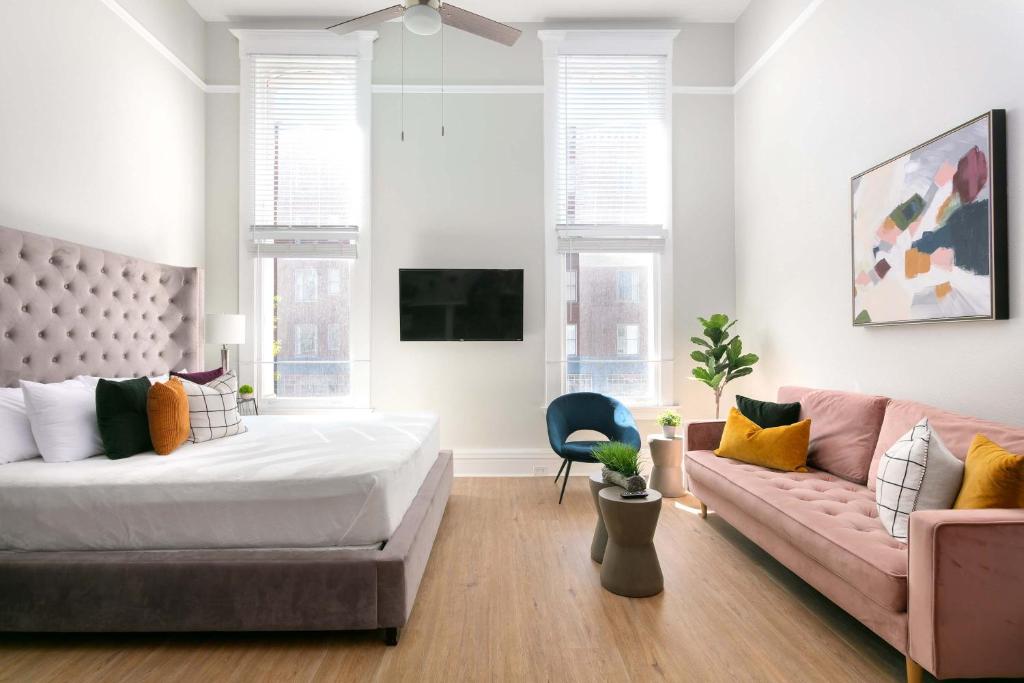 Un dormitorio con una cama grande y un sofá. en Bright 2BR Loft Sleeps 7 with Full Kitchen and Fast WiFi, en San Diego